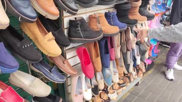 Vidéo Chaussures Vendre Dans Stand Marché Plein Air Beaucoup Différents — Video