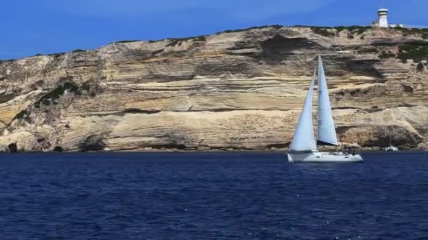 Mały Jacht Pływający Morzu Śródziemnym Wzdłuż Klifów Bonifacio Korsyce Francji — Wideo stockowe
