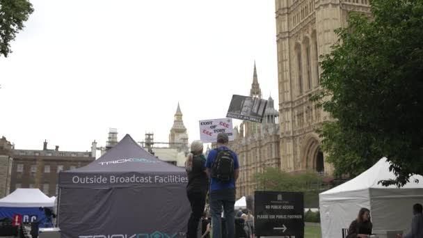 Manifestante Sosteniendo Placa Con Foto Boris Johnson Detrás Las Barras — Vídeo de stock
