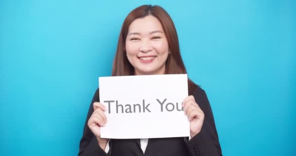Mujer Negocios Asiática Sosteniendo Papel Texto Gracias Con Cara Sonrisa — Vídeos de Stock