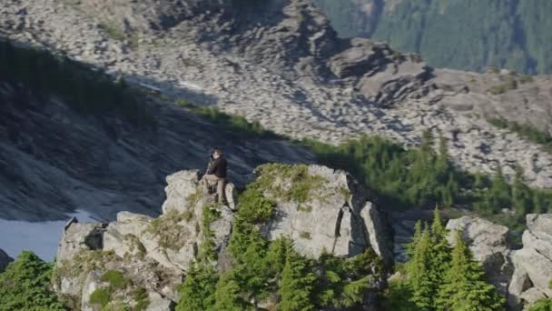 Fotógrafo Olha Para Vista Épica Montanhas Cascata Partir Alta Cordilheira — Vídeo de Stock
