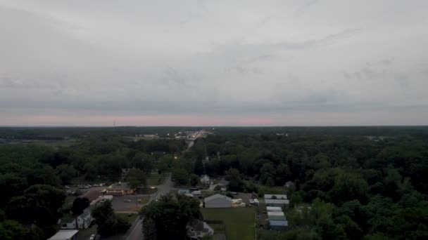 Uma Vista Aérea Uma Pequena Cidade Campo Pôr Sol Paisagem — Vídeo de Stock