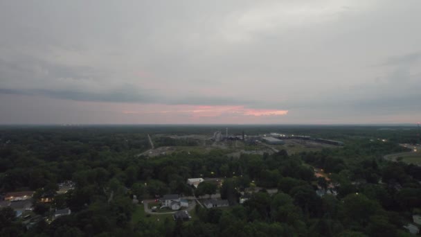 Luchtdrone Voorwaarts Bewegend Schot Grote Houtbewerkingsfabriek Omringd Door Groen Bos — Stockvideo