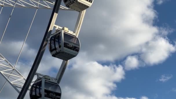 Close Shot Iconic Tourist Attraction Channel Seven Wheel Brisbane Gondola — Stock Video