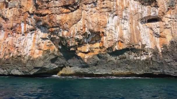 イオニア海がセーリングボートから見たアドリア海の水と出会う美しいプンタ メリソ イタリア — ストック動画
