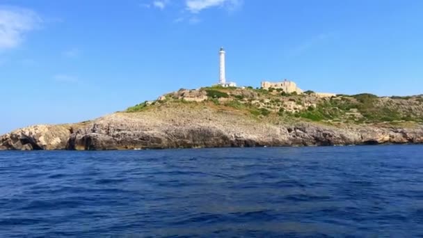 Santa Maria Leuca Witte Vuurtoren Vanaf Zeilboot Die Langs Ionische — Stockvideo