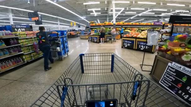 Pov Samtidigt Trycka Vagn Walmart Mot Färskvaror Och Förbi Färska — Stockvideo