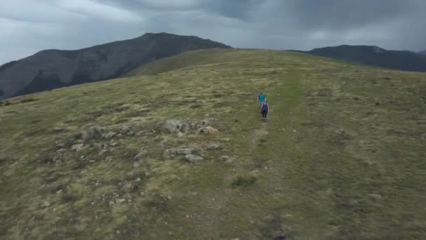 Flygfoto Roterar Runt Ett Par Vandring Toppen Bergskedja Visar Landskapet — Stockvideo