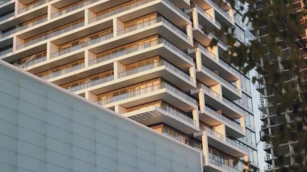 Futuristiska Bostadslägenhet Byggnad Modern Arkitektur Balkong Fasad — Stockvideo