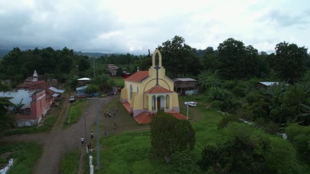 曇り空の教会の周りの空中ビュー Roa Agostentiho Neto Sao Tome ドローンショット — ストック動画