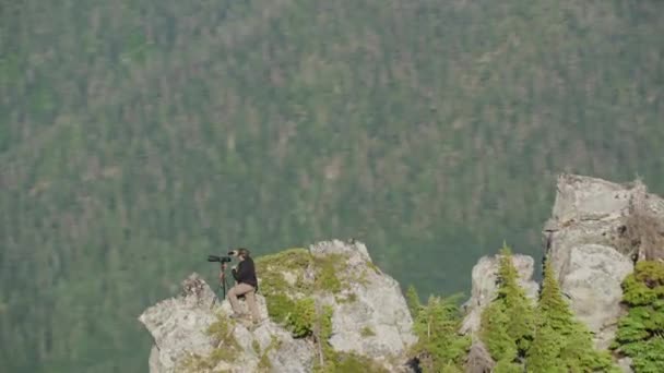 Fotografer Mengambil Selfie Shaka Dengan Telepon Punggung Gunung Dengan Tampilan — Stok Video