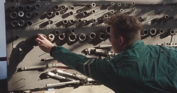 Mécanicien Automobile Dans Atelier Choisit Les Bons Outils Pour Réparation — Video