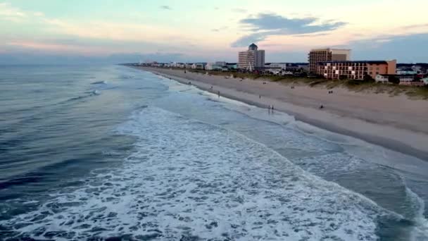 Kuzey Carolina Carolina Plajında Gün Doğumunda Dalgalanan Dalgalar — Stok video