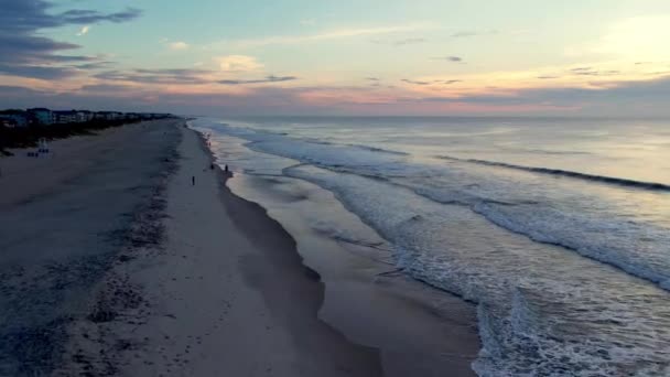 Antena Szybkie Pchnięcie Nad Falujące Fale Uderzające Brzegi Carolina Beach — Wideo stockowe