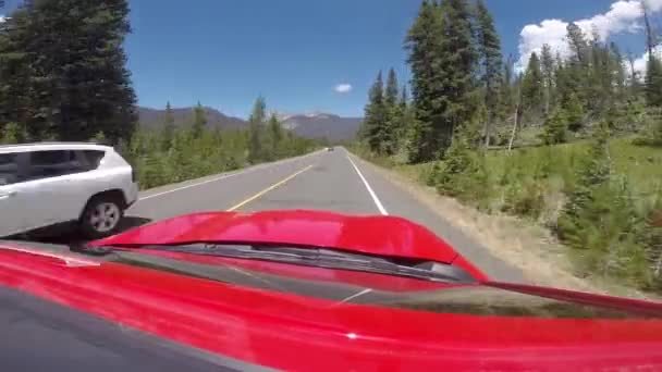 红车驶过落基山脉国家公园 — 图库视频影像
