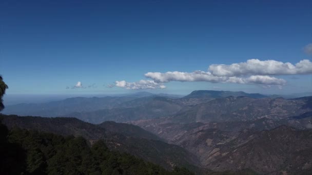 멕시코 오악사카의 시에라 후아레즈에 산들을 공중에서 거꾸로 — 비디오