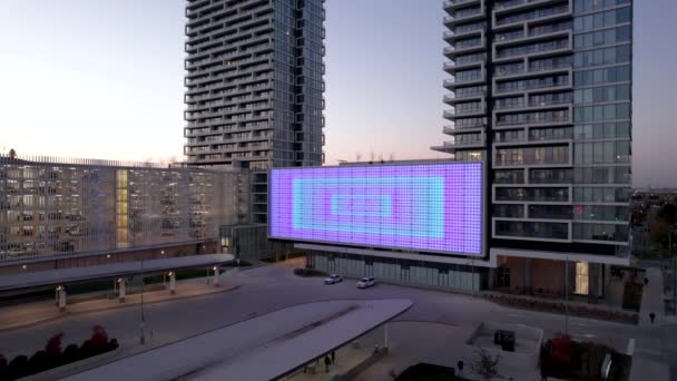 トロントのヴォーン メトロポリタン センターの2つの高層ビルの下にある大きな看板カナダ — ストック動画