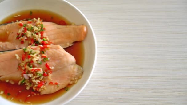Pochierte Forelle Oder Lachs Mit Yuzu Ponzu Sauce — Stockvideo