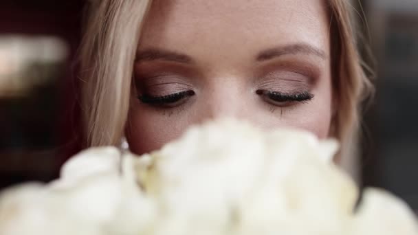 Close Shot Brides Eyes Her White Rose Bouquet Foreground Dof — Vídeo de Stock