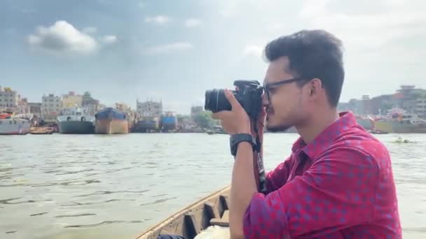 Fotógrafo Viagens Fotografando Meio Rio Buriganga Barco Bangladesh — Vídeo de Stock