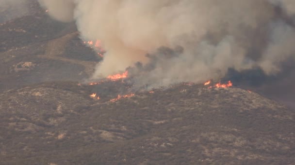 Vista Aérea Grande Incêndio Florestal Fumaça Subindo Hemet Califórnia — Vídeo de Stock