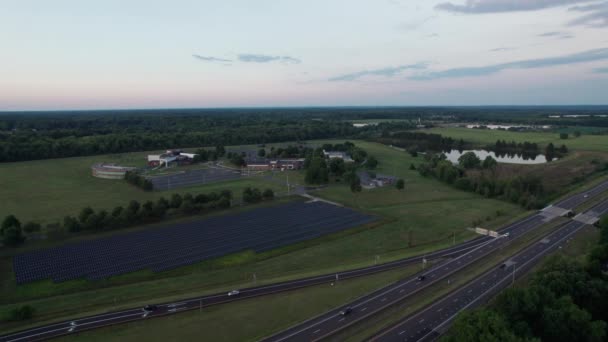 Drone Bilico Una Strada Trafficata Con Numerosi Edifici Visibili Nelle — Video Stock