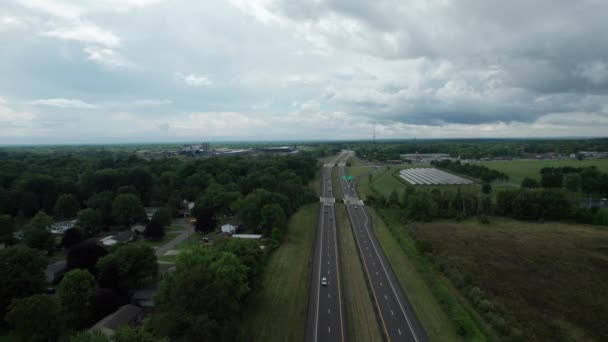 Pochmurny Dzień Dron Został Użyty Przechwycenia Ruchliwej Autostrady Wieloma Samochodami — Wideo stockowe