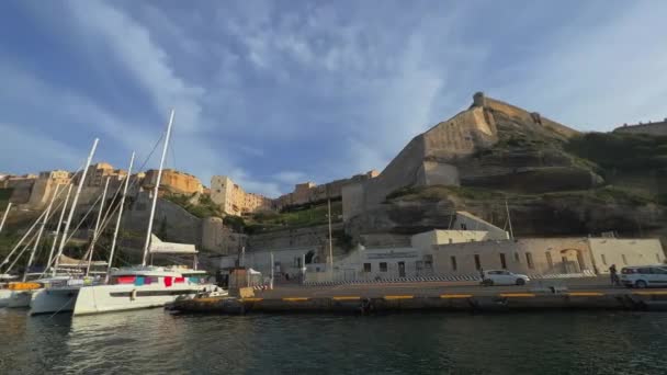 コルシカ島のボニファシオ港と有名な城 フランスの移動船からのスローモーションビュー — ストック動画