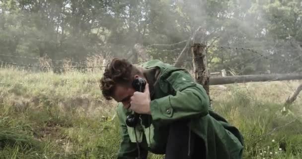 Mladý Voják Telefony Pro Pomoc Pod Dělostřeleckou Palbou — Stock video