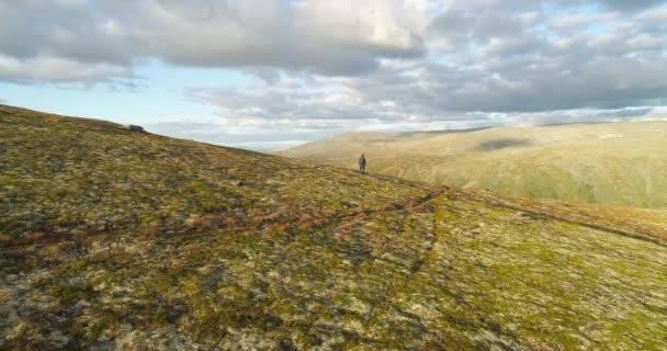 Caminhante Norueguês Vagueia Montanha Planalto Encosta Sol Quente Brilho Drone — Vídeo de Stock