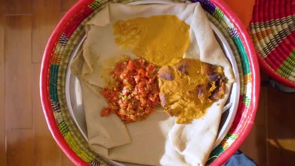 Roti Injera Tradisional Ethiopia Dalam Sebuah Mesob Dengan Rebusan Ethiopia — Stok Video