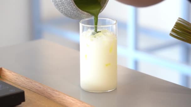 Preparación Bebidas Refrescantes Verano Con Leche Helada Matcha Verter Mezcla — Vídeos de Stock