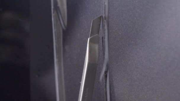 車の包装箔にナイフのブレード切断のショットを追跡し 閉じる — ストック動画
