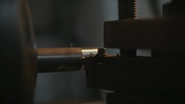 Tokarka Cnc Pracująca Tnąca Metal Makro Zbliżenie Tła Roboczego Metalu — Wideo stockowe