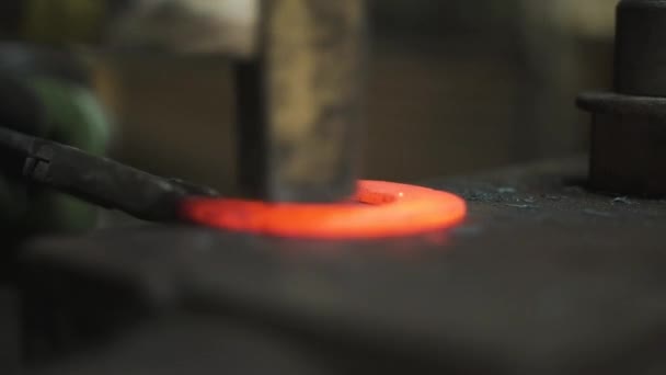 ブラックスミスは赤いホットメタルをハンマーで馬蹄形を鍛造し 鍛冶概念を閉じます — ストック動画