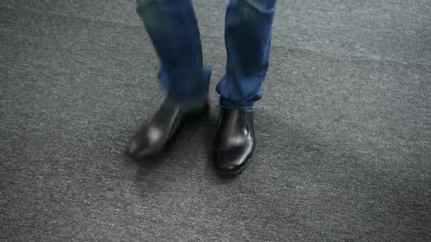 Hombre Quitándose Los Zapatos Desliza Sus Zapatos Trabajo Cuero Alfombra — Vídeo de stock