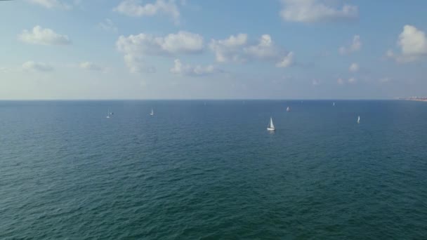 Herzliya Marina 以色列 14架无人驾驶飞机在码头外射击帆船 — 图库视频影像