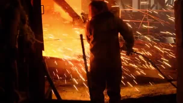 Trabajadores Que Trabajan Horno Fundición Metal Una Fábrica Acero Metal — Vídeos de Stock