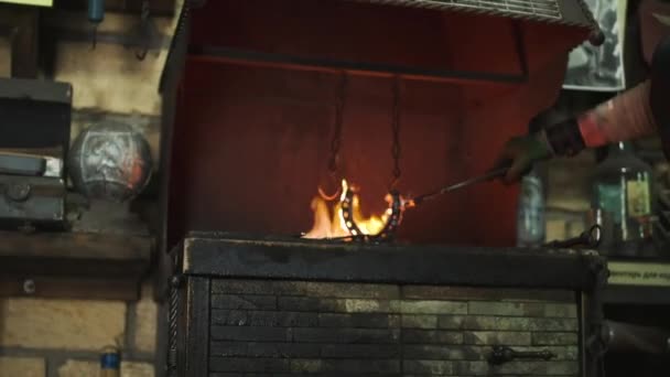 Ferreiro Fazendo Uma Ferradura Forno Forja Ferreiro Forjando Sua Oficina — Vídeo de Stock