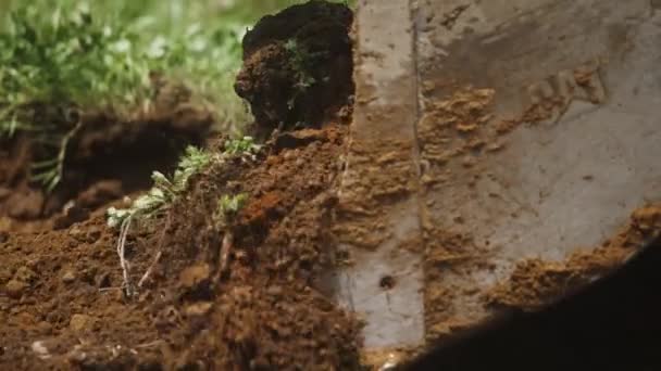 Detalhe Lentidão Escavadora Escavação Através Sujeira Grama Fresca 30P Slow — Vídeo de Stock