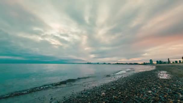日落时安大略省湖岸上空的深蓝色云彩 从多伦多岛俯瞰城市天际线 — 图库视频影像