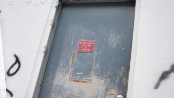 Terk Edilmiş Bir Deponun Kapısında Tüyler Ürpertici Bir Kırmızıya Teslimat — Stok video