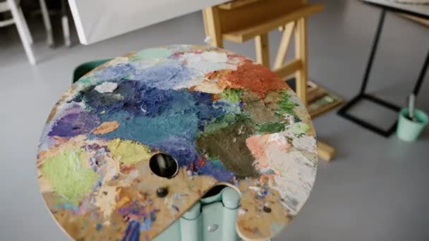 Paleta Pintura Aislada Estudio Arte Visto Desde Arriba Fondo Paleta — Vídeo de stock