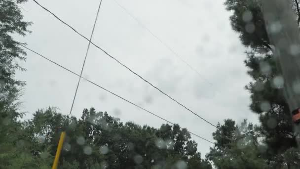 Kuzey Carolina Küçük Bir Kasabada Araba Penceresinden Yağmurlu Manzara — Stok video