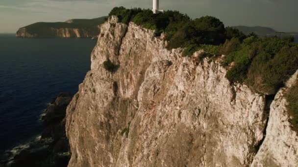 飞机升空后 可以看到位于莱夫卡达杜卡托角陡峭的海崖顶上的白色灯塔 希腊爱奥尼亚海全景连绵不断 — 图库视频影像