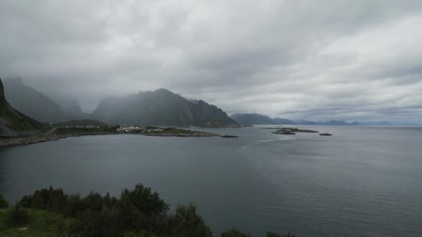 Stoupající Kinematografický Pohyb Zobrazující Hornatou Norskou Krajinu Lofotenu Výhledem Reine — Stock video