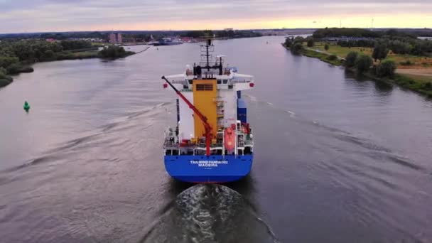 Spårning Skott Från Baksidan Tailwind Panda Container Ship Cruising Oude — Stockvideo