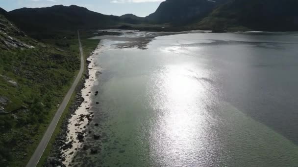 Letecký Pohled Znázorňující Fjord Lofotenu Norsku Kterém Vede Silnice Horami — Stock video