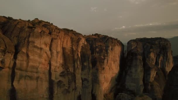 在黄金时刻闪耀着陡峭的岩石柱 希腊气象局 教科文组织塞萨利世界遗址 空中景观 — 图库视频影像