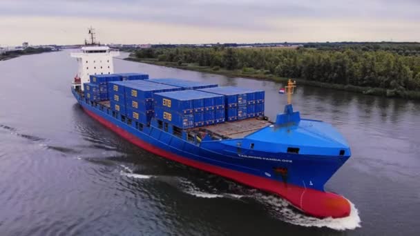 Prachtige Shot Large Blue Tailwind Panda Container Ship Sailing Oude — Stockvideo